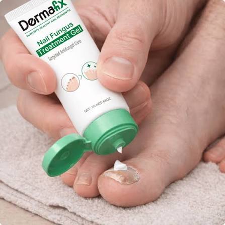 DermaFix Gel wird auf den Nagel aufgetragen